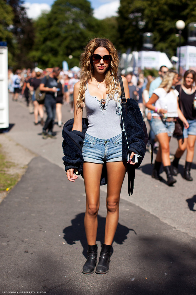 festival outfit denim shorts navy boots